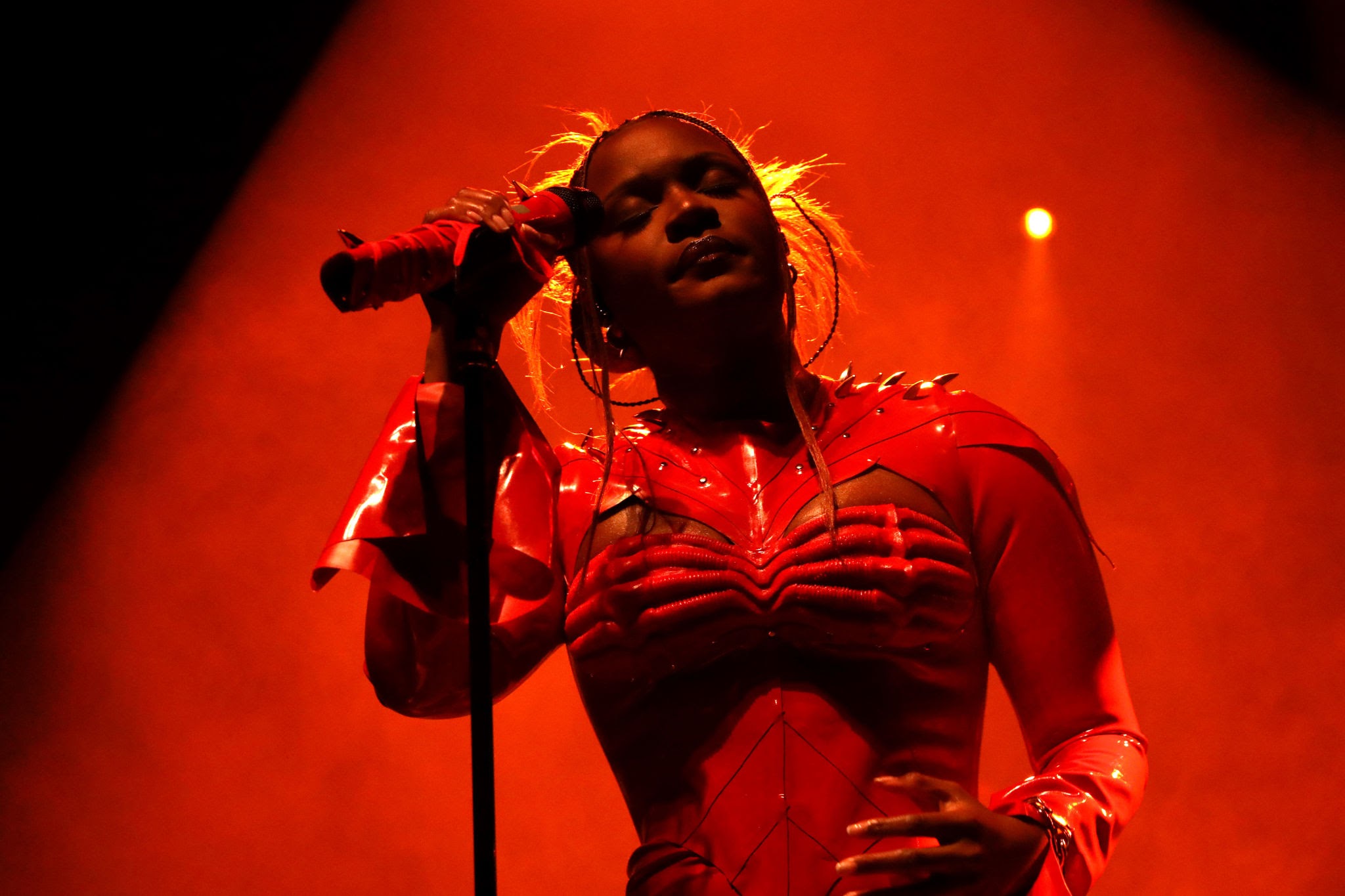 Amaarae performing